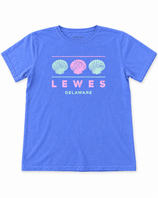Lewes Delaware Shell Tee in Periwinkle with three scallop shells in green and pink between two lines, above LEWES and Delaware